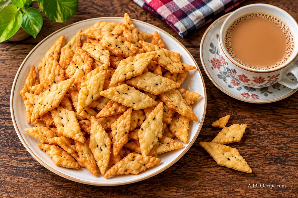 নিমকি: ময়দা দিয়ে খাস্তা নোনতা নাশতা